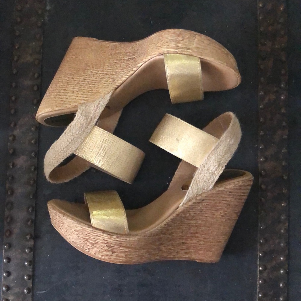 Like new size 8 Nine West 4.5in wedge sandals.